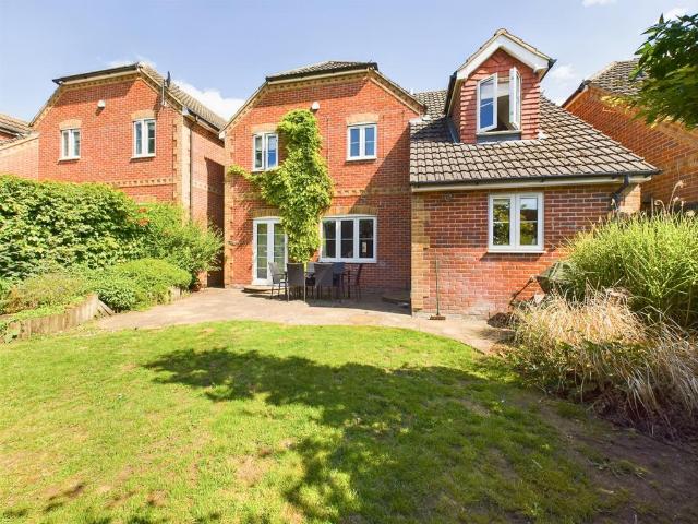 The Maltings Liphook Road, Whitehill. 4 bed detached house to rent £2,500 pcm £577 pw