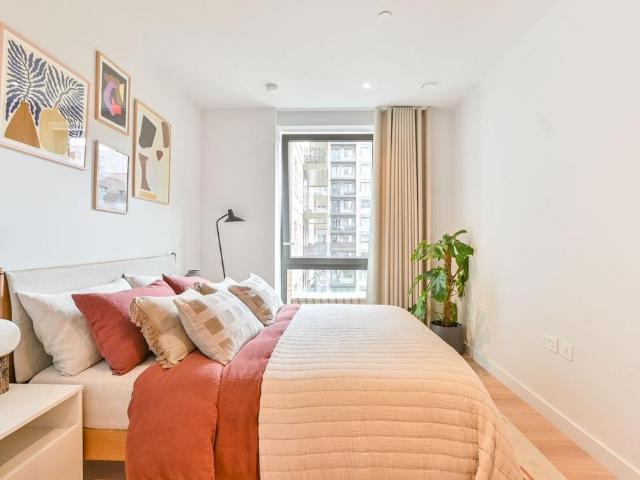 The Maple, Brent Cross, London, NW2 2 bed flat to rent £2,910 pcm £672 pw