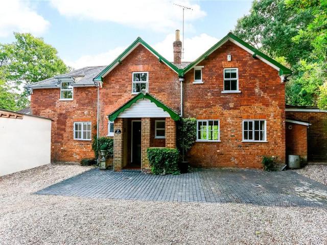The Mews, Wardour Lodge, Rise Road. 4 bed detached house to rent £3,500 pcm £808 pw