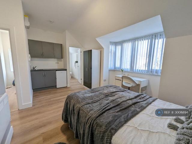 The Meadow Way, Harrow, HA3 1 bed in a house share to rent £1,096 pcm £253 pw