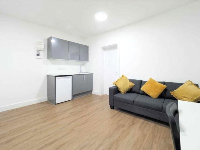 The Meadow Way, Harrow HA3 1 bed in a house share to rent £1,300 pcm £300 pw