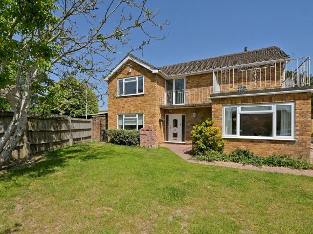 The Meadows, Flackwell Heath, High. 4 bed detached house to rent £2,750 pcm £635 pw