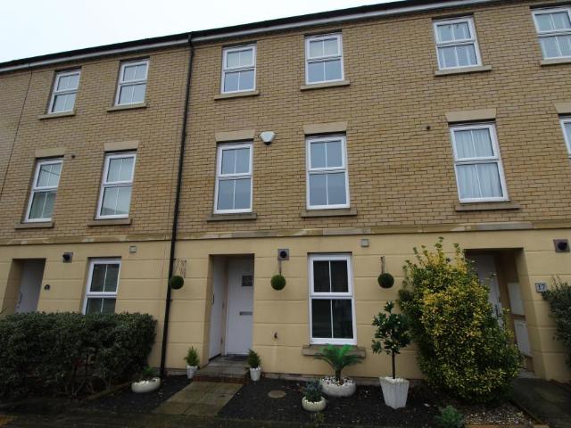 The Nave, Basildon, Essex, SS15 5NW 3 bed townhouse to rent £1,900 pcm £438 pw