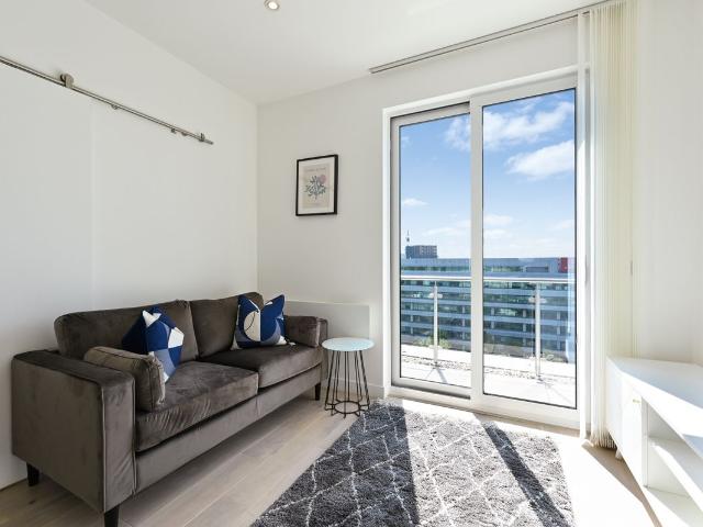 The Solarium, Great West Road, Apt Parkview, Brentford TW8, 1 bed flat to rent, £1,700 pcm | PrimeLocation
