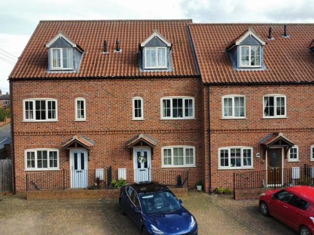 The Sands, Long Clawson, LE14 3 bed terraced house to rent £1,275 pcm £294 pw