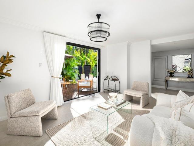 The Space Of A House, 300 Level Metres From Newport Beach