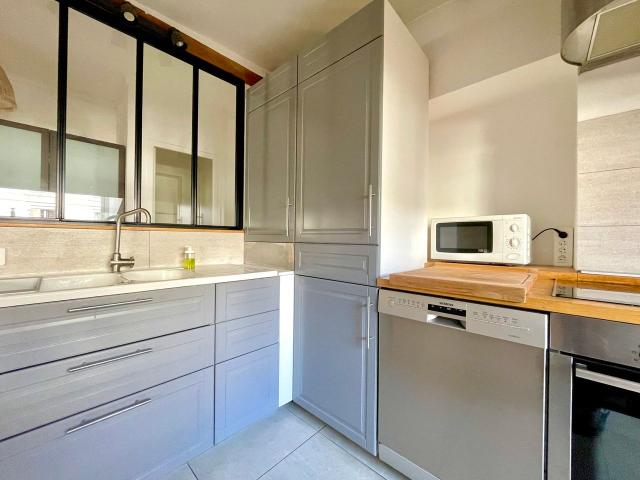 The Spacious | 9 people, Air conditioning, Parking, Train station, Lyon Amsterdam Apartments for Rent
