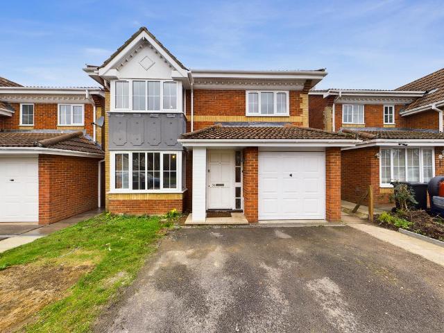 The Spinney, High Wycombe. 4 bed detached house to rent £2,500 pcm £577 pw