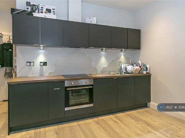 The Spire, Bournemouth, BH1 Studio to rent £800 pcm £185 pw