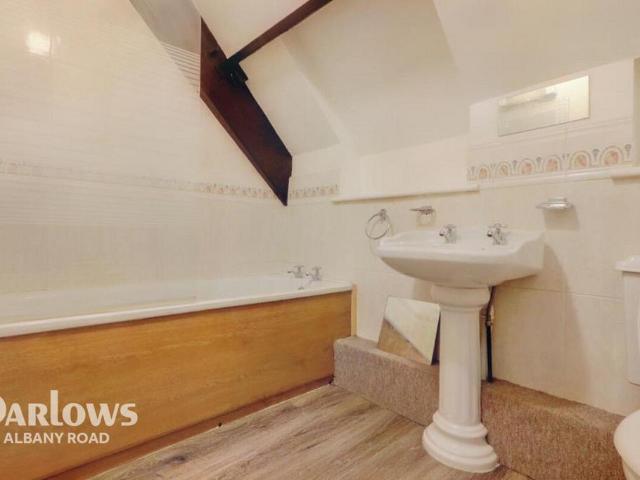The Square, Caerphilly 2 bed cottage to rent £850 pcm £196 pw