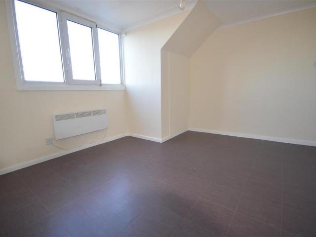 The Square, Castleford 1 bed flat to rent £600 pcm £138 pw