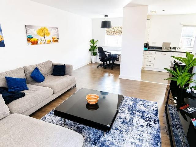 The Square, Loughton IG10, 2 bed flat to rent, £2,000 pcm | PrimeLocation