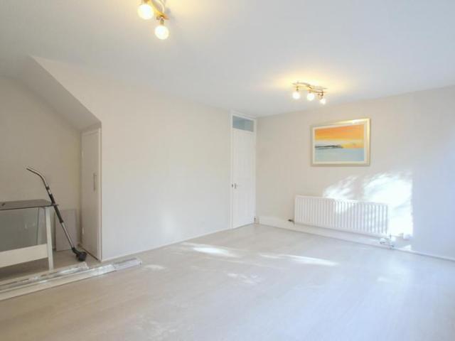 The Stag Bar, 96 Westbridge Road, London, SW11 3PH, United Kingdom | 3 bed townhouse for rent #140800400 | Rentberry