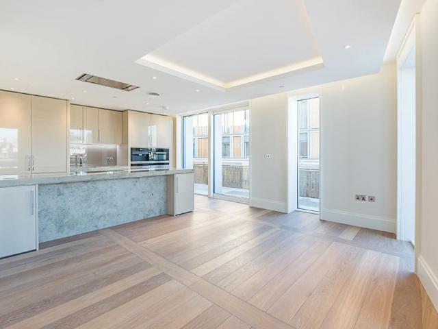 The Strand London WC2R 3 bed flat to rent £11,917 pcm £2,750 pw