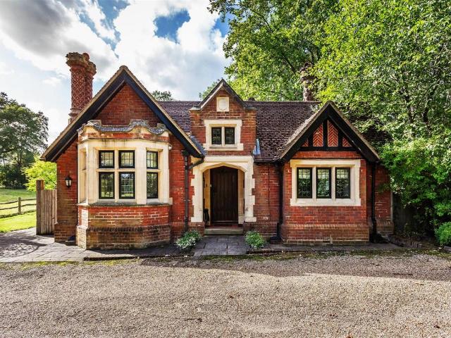 The Street, Compton, Guildford. 2 bed detached house to rent £3,500 pcm £808 pw