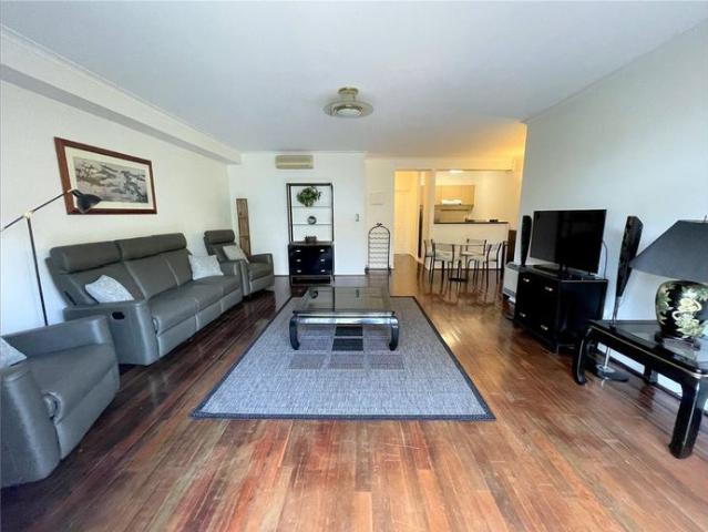 The Sutherland: Luxurious Two Bedroom Apartment in The Heart of Southbank!