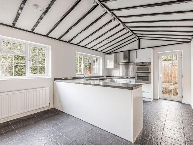 Loughton IG10, 4 bed detached house to rent, £3,100 pcm | PrimeLocation