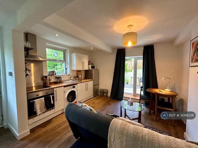 The Sycamores, Bournemouth, BH4 1 bed flat to rent £1,250 pcm £288 pw