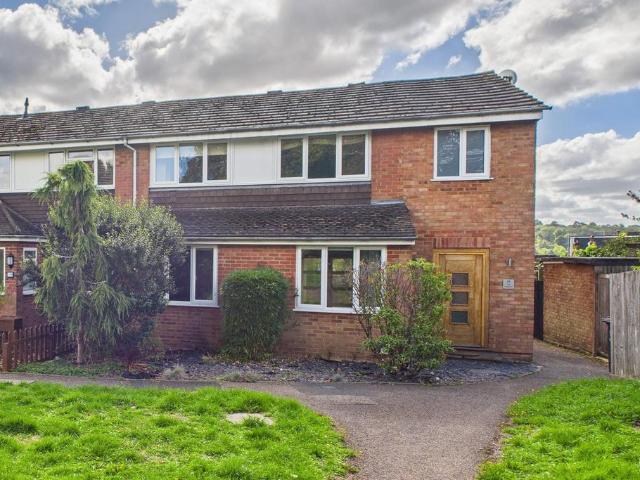 The Poplars, Boxmoor, HP1 4 bed end of terrace house to rent £2,400 pcm £554 pw
