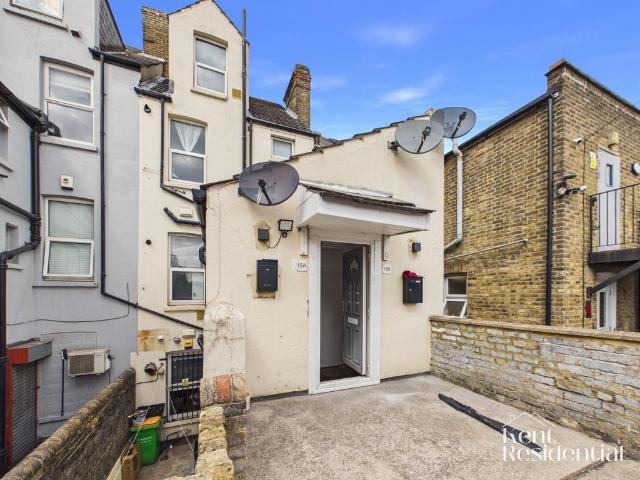 The Paddock, Chatham, ME4 1 bed ground floor flat to rent £950 pcm £219 pw