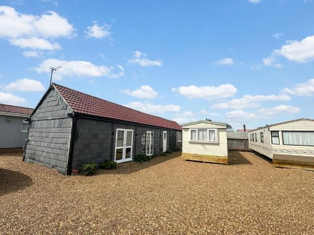 The Paddocks, Bentley 3 bed detached bungalow to rent £1,800 pcm £415 pw
