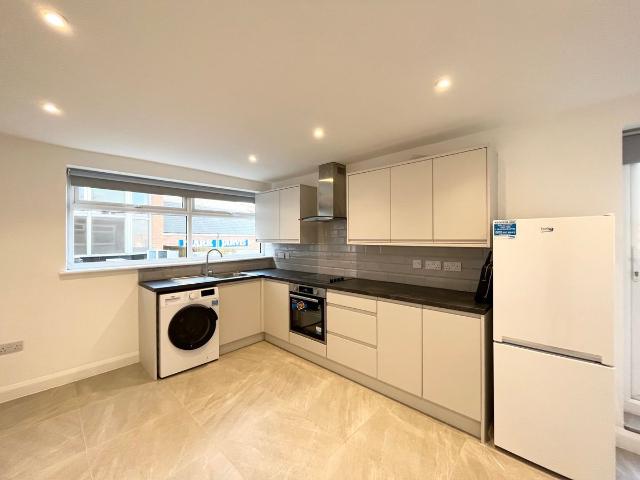 The Parade, Oadby LE2, 2 bed flat to rent, £1,100 pcm | PrimeLocation