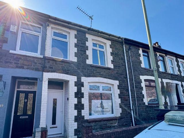 The Parade, Ferndale, CF43 3 bed terraced house to rent £750 pcm £173 pw