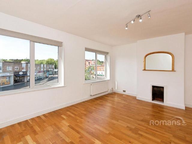 The Parade, Frimley, Camberley, GU16 3 bed flat to rent £1,600 pcm £369 pw