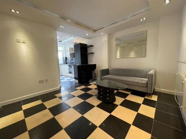 The Parade, Roath, Cardiff 1 bed apartment to rent £935 pcm £216 pw