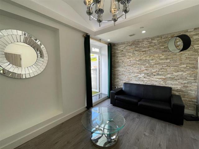 The Parade, Roath, Cardiff 1 bed apartment to rent £975 pcm £225 pw