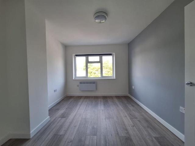 The Parade, Valley Drive, Gravesend DA12, London