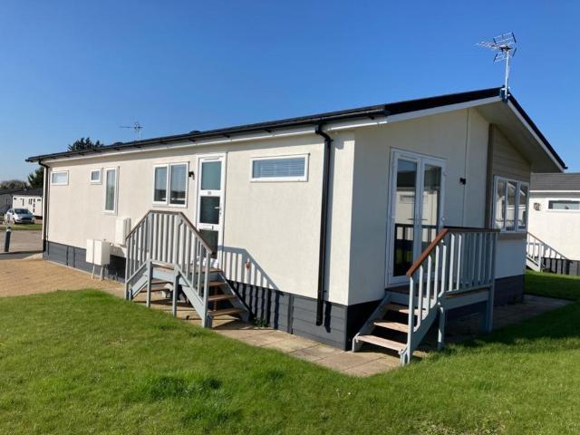The Park Homes, Milestone Road. 2 bed mobile home to rent £1,102 pcm £254 pw