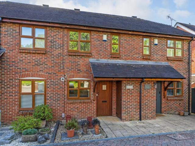 The Pastures, Kings Worthy, SO23 2 bed terraced house to rent £1,500 pcm £346 pw