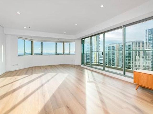 The Peak high level 3 Bed 2 Bath 1 Car space with harbour and City View