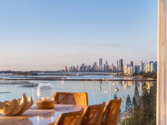 THE PENTHOUSE | 462m² WITH 360° BROADWATER, SKYLINE & HINTERLAND VIEWS – MUST BE SOLD