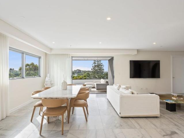 THE PENTHOUSE – Furnished Luxury Living with Iconic City & Water Views
