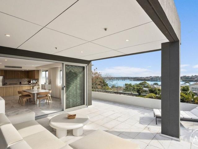 THE PENTHOUSE Furnished Luxury with Iconic City & Water Views