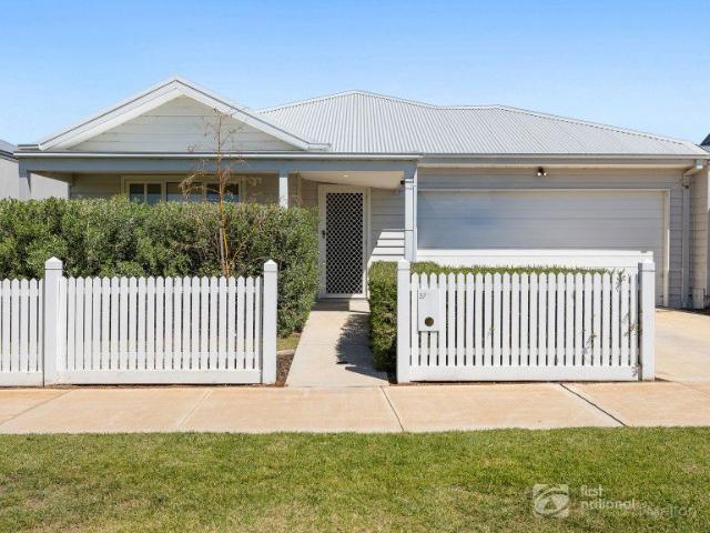 The Perfect 4 Bedroom Family Home Close to Everything!