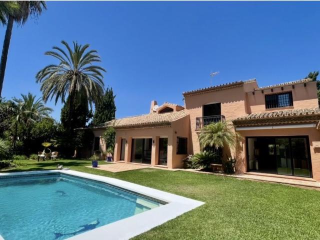 the perfect villa for families & digital nomadsd.