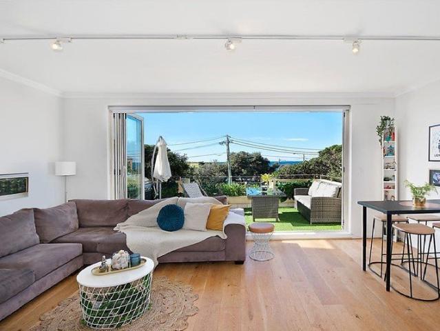 The Perfect Beach Pad With Ocean Views Just Across The Road From Clovelly Beach