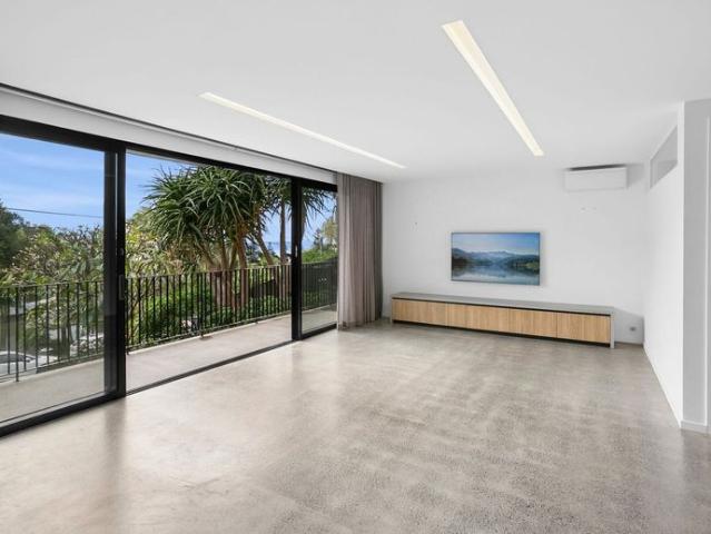 LUXURY BEACHSIDE RESIDENCE