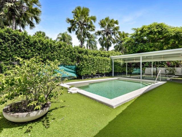 The perfect entertainer in secure Paradise Palms