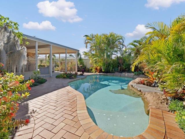 The Perfect Family Entertainer with Pool and room for your Caravan!