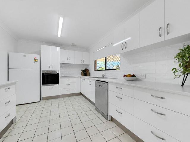 THE PERFECT FAMILY HOME 994m² OF SPACE, PRIVACY & POTENTIAL, OPPOSITE THE PARK