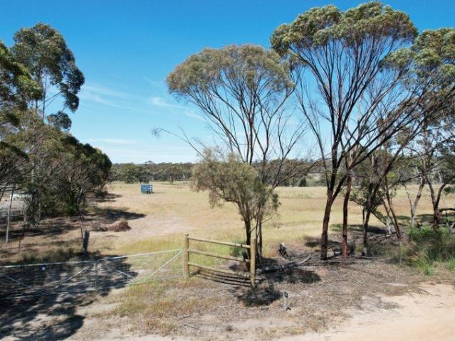 THE PERFECT RURAL LIFESTYLE JUST MINUTES FROM TOWN