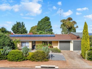 Stunning Home opposite a Quiet Reserve