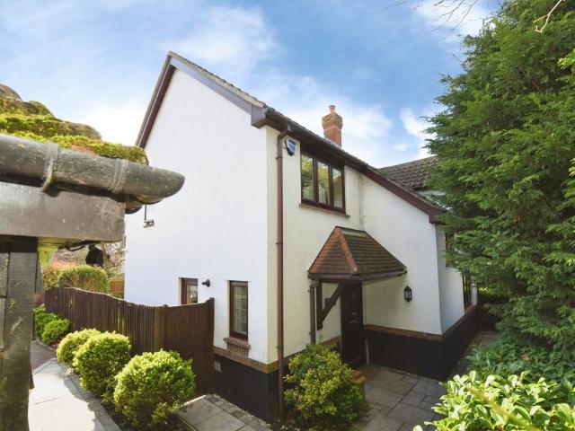 The Pines, Basildon, SS15 4 bed house to rent £2,300 pcm £531 pw