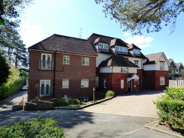 The Pines, Stockport, SK12 2 bed apartment to rent £1,250 pcm £288 pw
