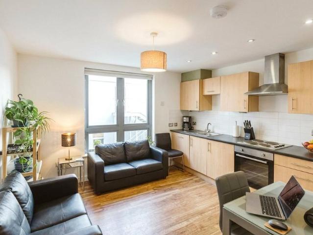 The Platform, Station Road. 4 bed apartment to rent £2,600 pcm £600 pw
