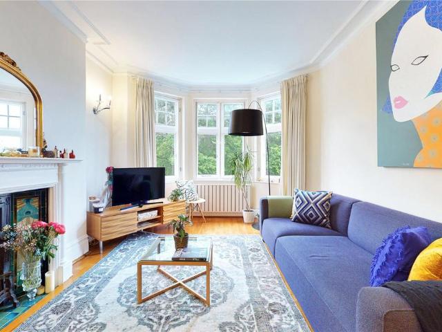The Pryors, East Heath Road, London, NW3 3 bed apartment to rent £6,066 pcm £1,400 pw
